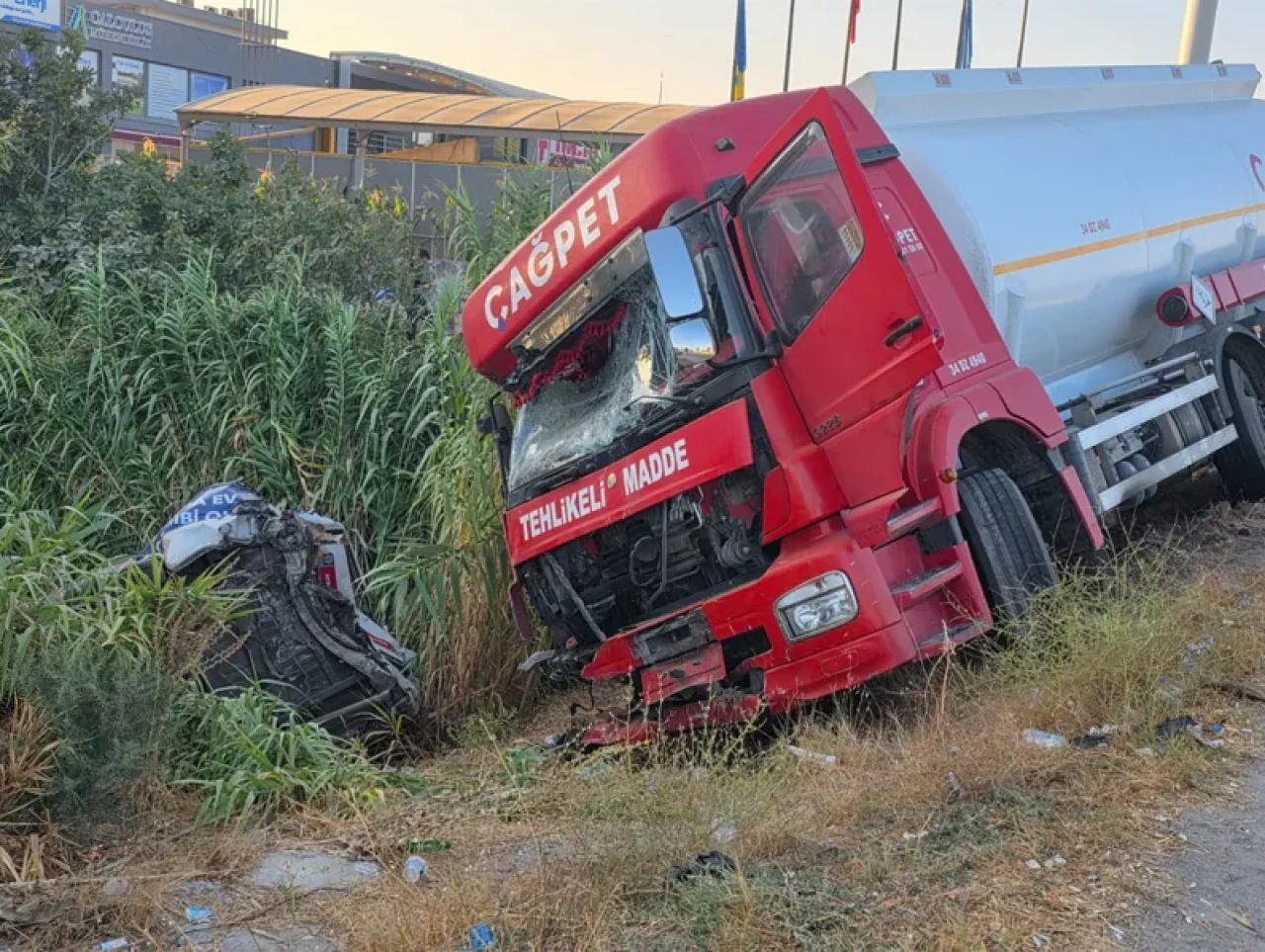 Dere yatağına devrildiler: Aydın’da korkutan kaza