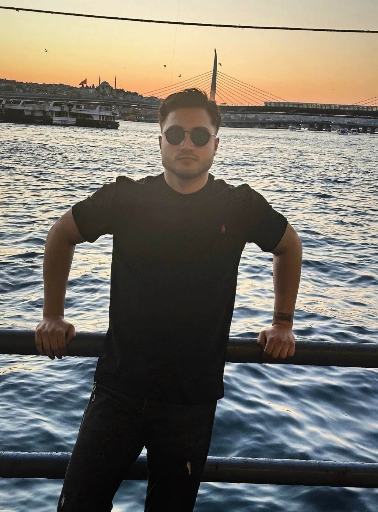 Mete Gök “Düşük Bütçe” ile setlere güçlü bir dönüş yapıyor