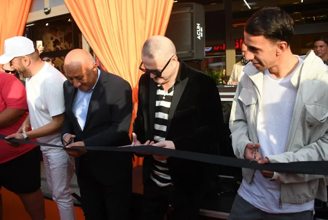 Şafak Sezer mekân açılışını sahneye çevirdi! O anlar dakikalar içinde viral oldu