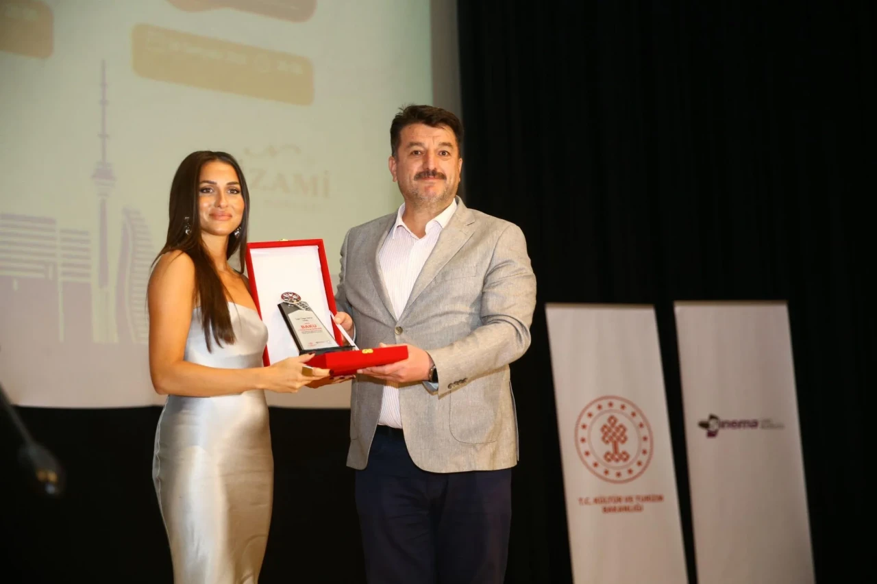 Bakü’de Duygu Mercan rüzgarı: Kırmızı halıda büyüleyen anlar