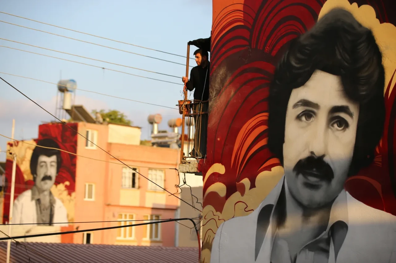Adana’da, Müslüm Gürses ve Ferdi Tayfur’un portreleri mahalle duvarlarını süsledi