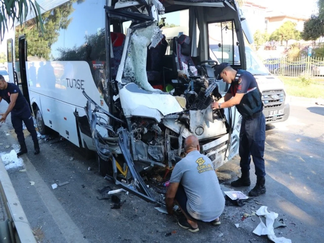 Alanya'da iki midibüs çarpıştı: 2’si ağır, 15 kişi yaralandı