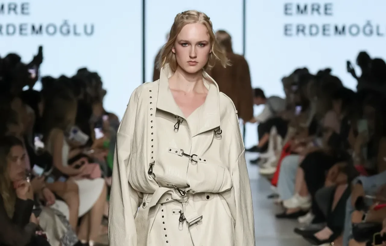 Kadınların sessiz çığlığı podyumda yankılandı: Emre Erdemoğlu’ndan unutulmaz koleksiyon