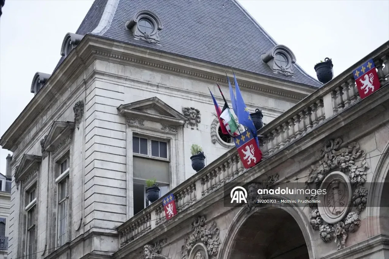 Fransa'da dikkat çeken eylem: Lyon Belediye Binasına Filistin bayrağı asıldı