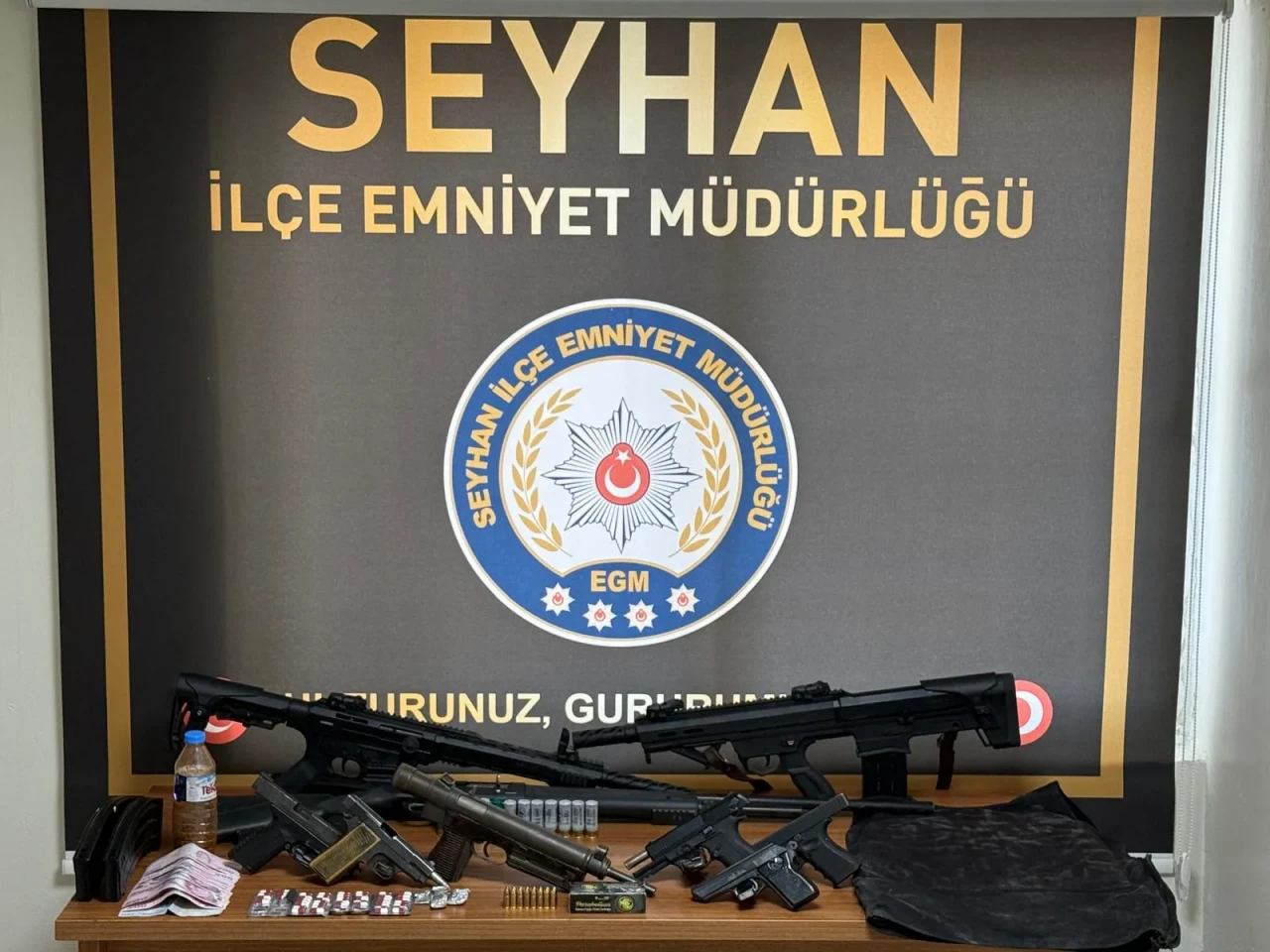 Adana’da silah ticaretine darbe: Takip edilen araçtan cephanelik çıktı!