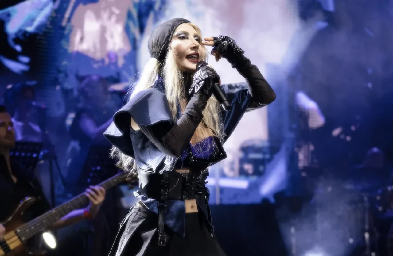 Hande Yener manga tarzı sahnesiyle Girne'de olay yarattı