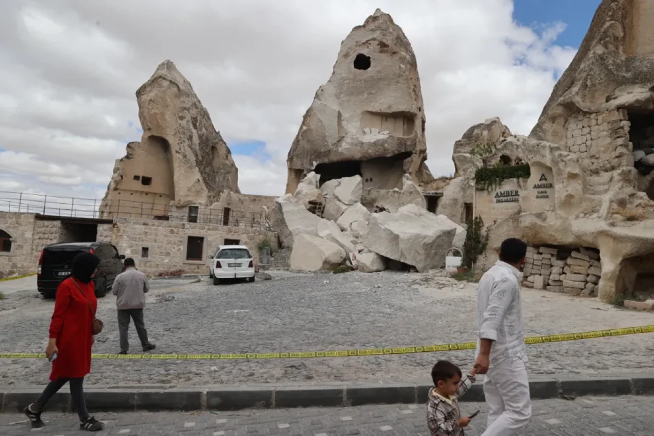 Kapadokya'da felaket! Göreme'deki peribacası iklimsel etkilerle yıkıldı