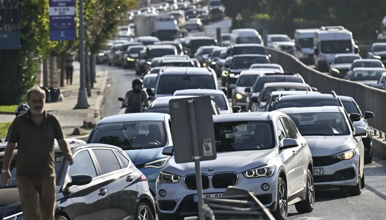 Okulların açılması İstanbul trafiğini vurdu