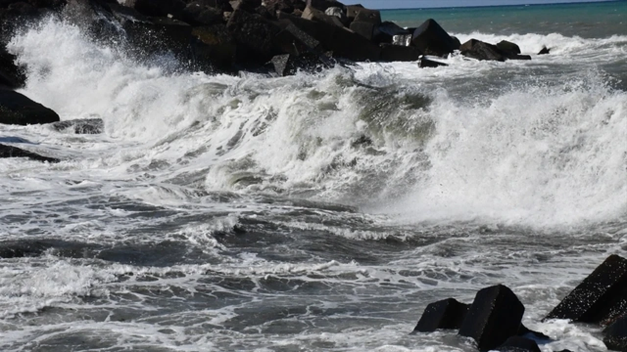 Karadeniz kabardı: Düzce’de 3 metrelik dalgalar sahilleri vurdu