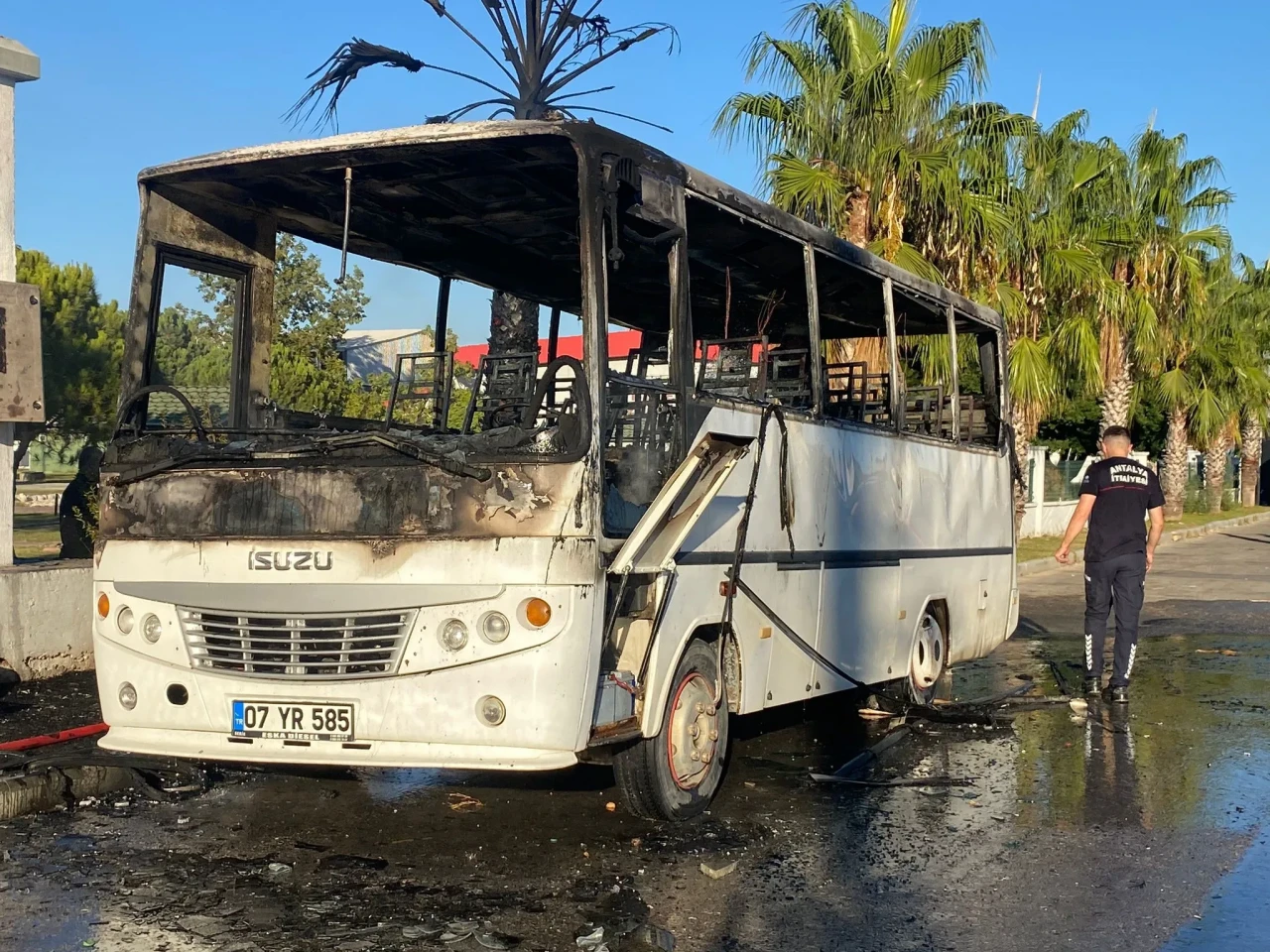 Antalya’da park halindeki midibüs alev alev yandı