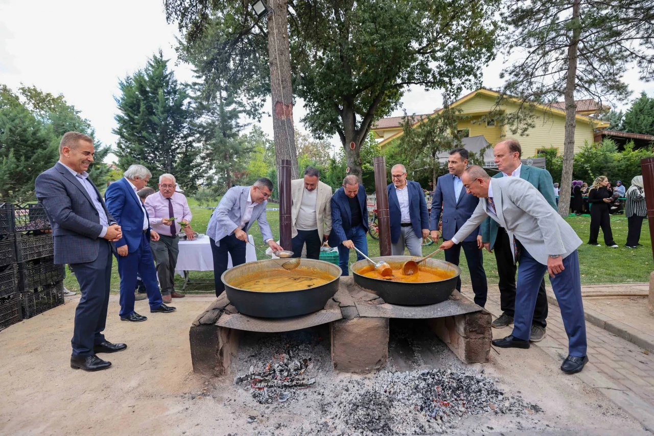Meram’da zaman durdu: Pekmez ve bulgur kazanlarında tarih kaynadı