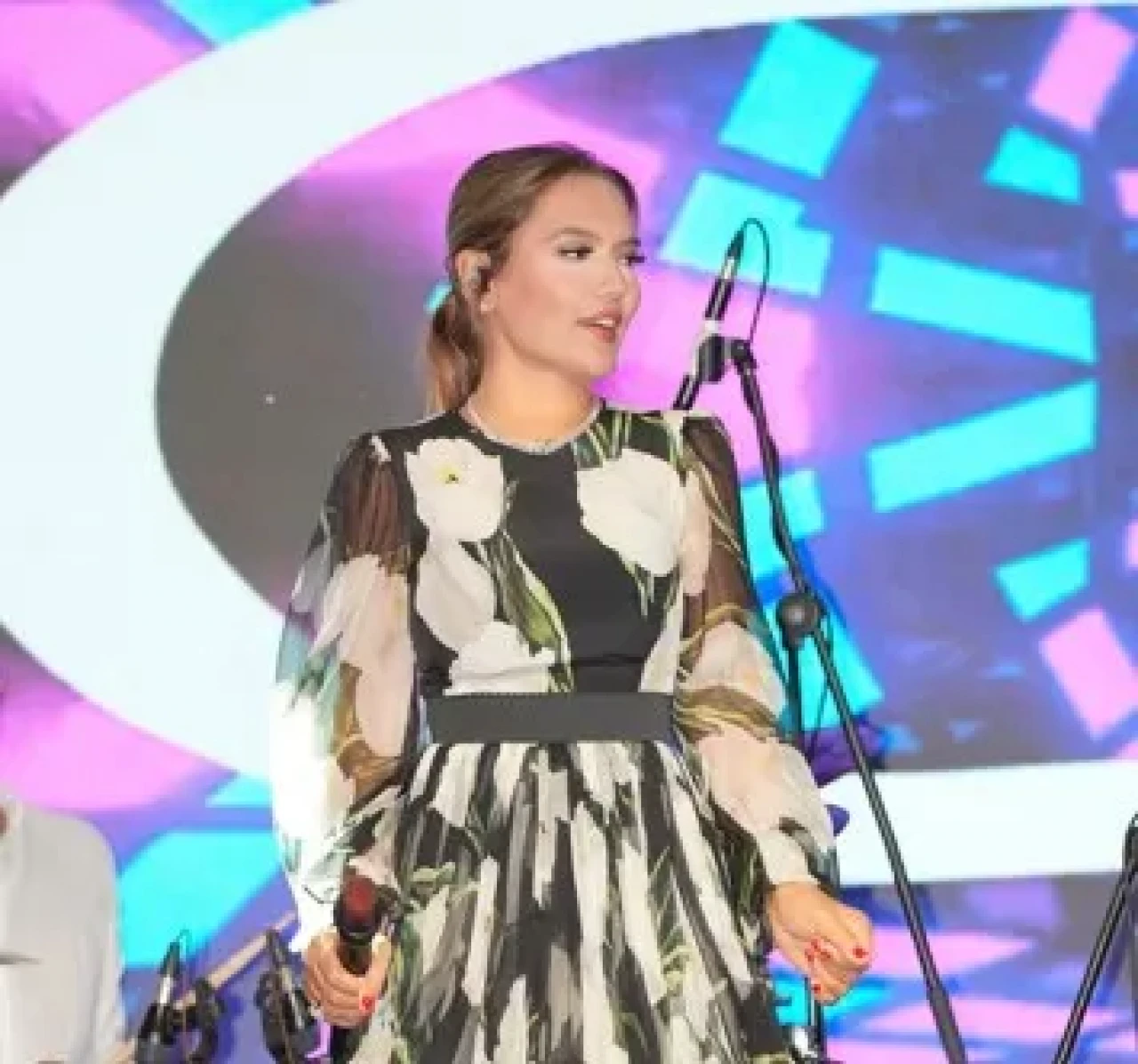 Demet Akalın Alaçatı’da sezonu görkemli bir finalle kapattı