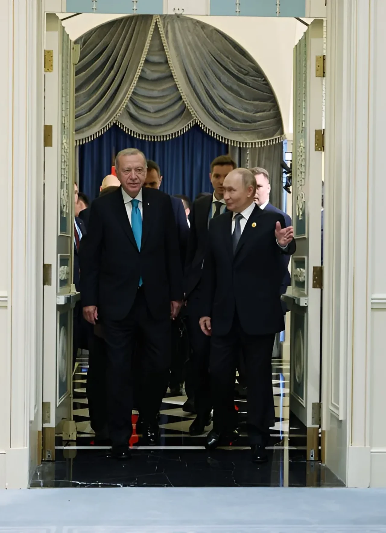 Şanghay Zirvesi’nde kritik görüşme: Cumhurbaşkanı Erdoğan–Putin teması başladı