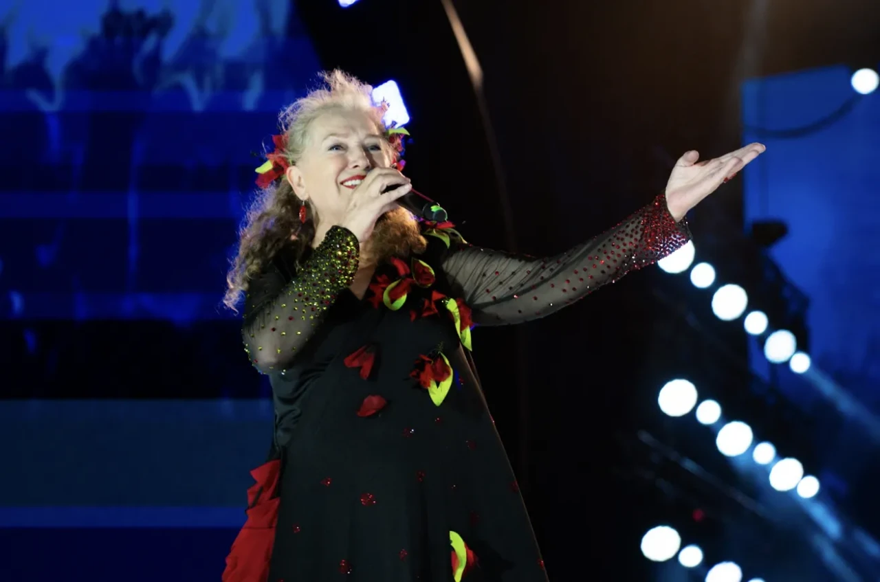 Çanakkale’de unutulmaz gece: Suzan Kardeş ve Serkan Çağrı sahneyi salladı