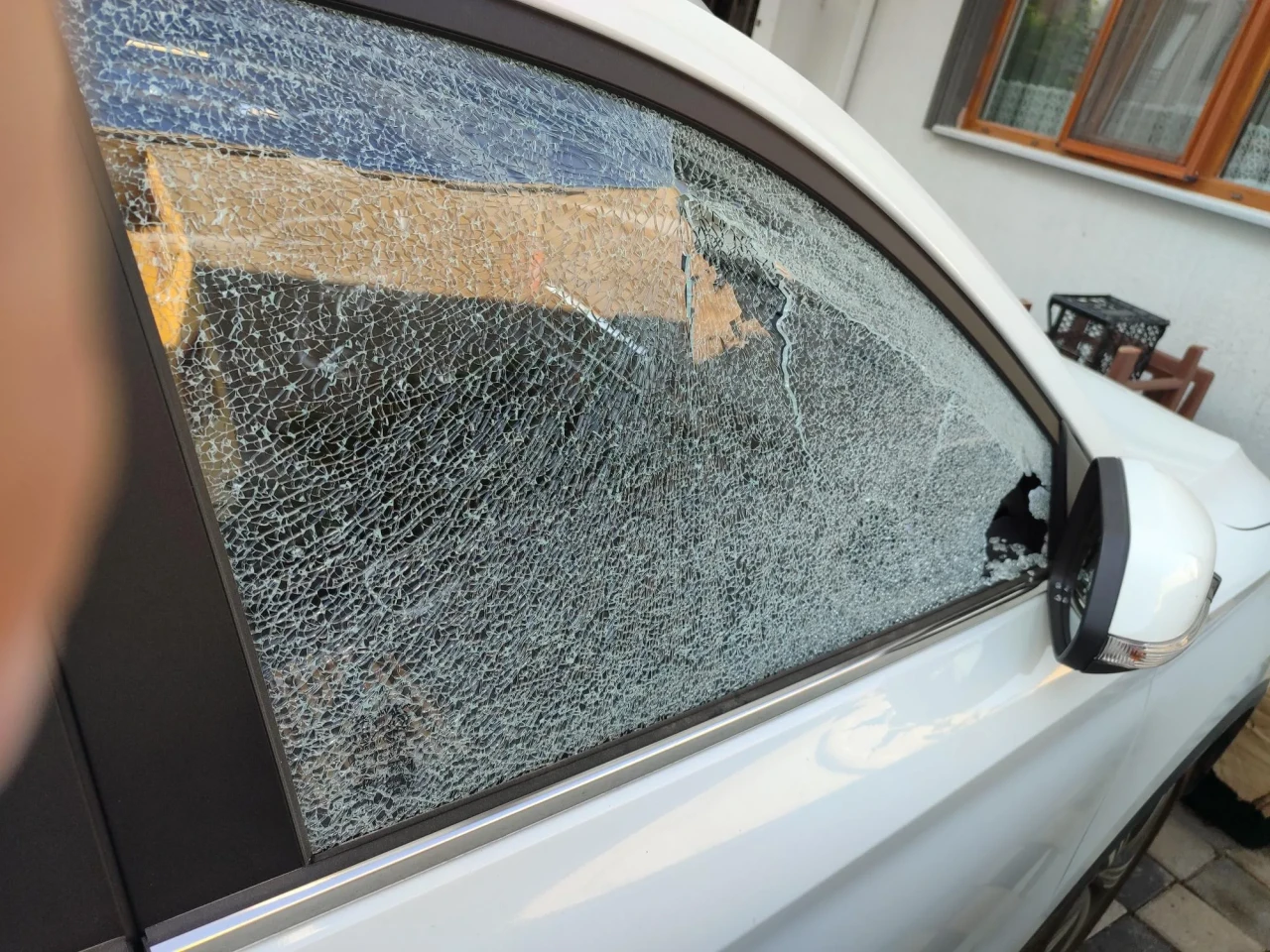 Camı kırıp hırsızlık yaptılar, kaçamadılar