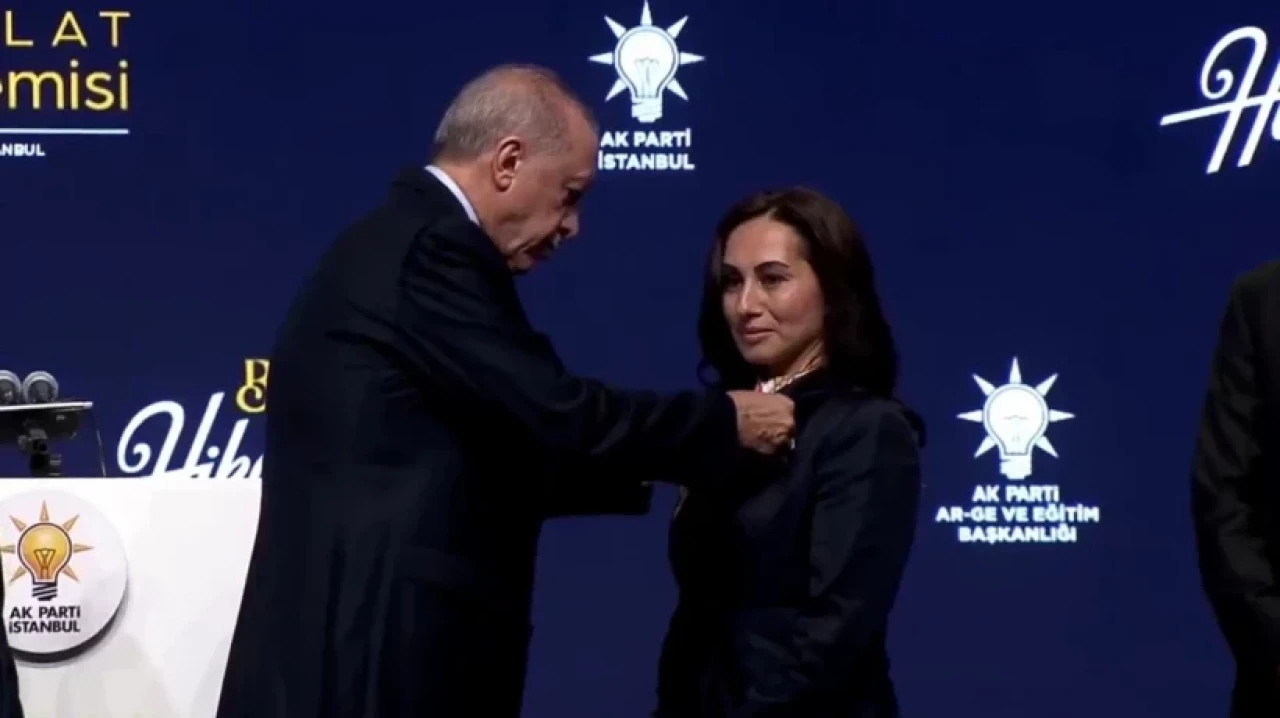 CHP’den AK Parti’ye geçti: Özlem Vural Gürzel’e rozeti Cumhurbaşkanı taktı