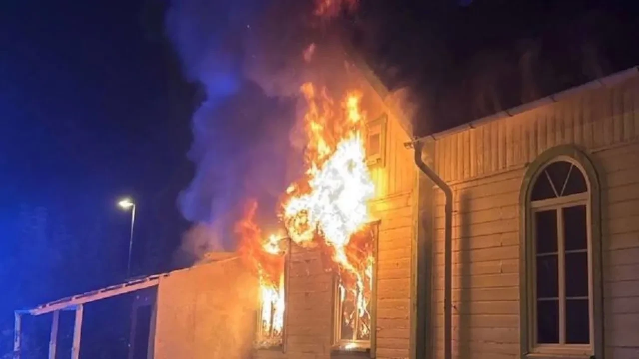 İsveç'te camide şüpheli yangın: Polis kundaklama ihtimalini araştırıyor