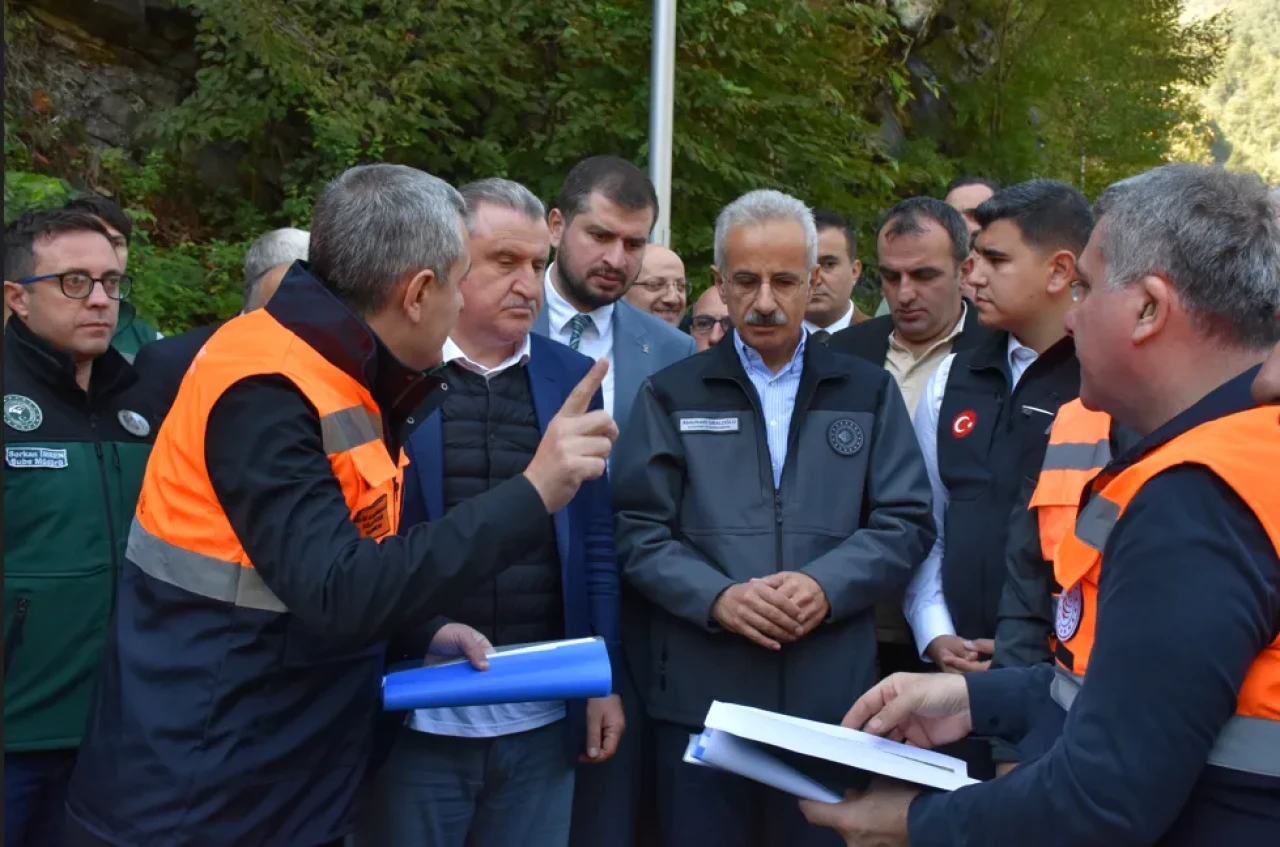 Artvin Borçka’da sel sonrası çalışmalar: İki bakan sahada