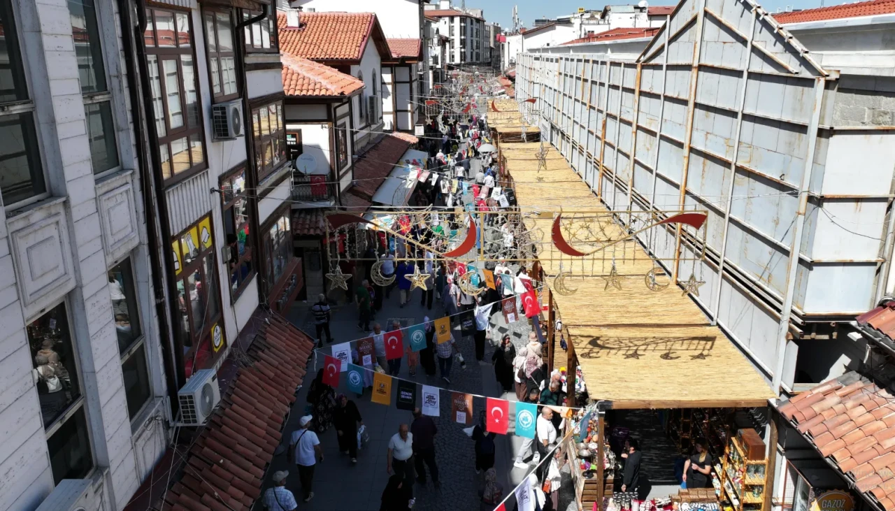 Konya’da tarihi bedesten alışveriş günleri coşkuyla başladı