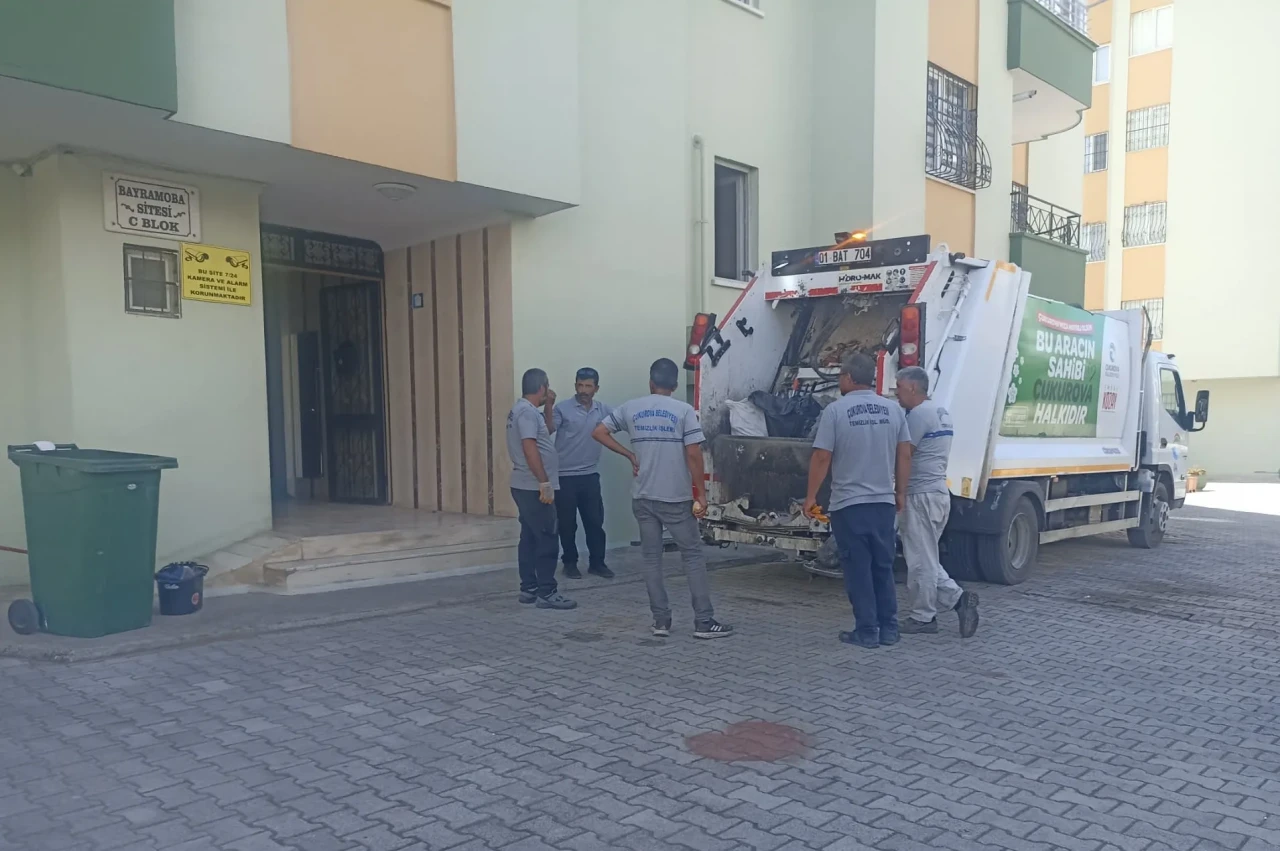 Adana'da iğrenç manzara: Ekipler seferber oldu, evden 2 kamyon çöp çıktı!