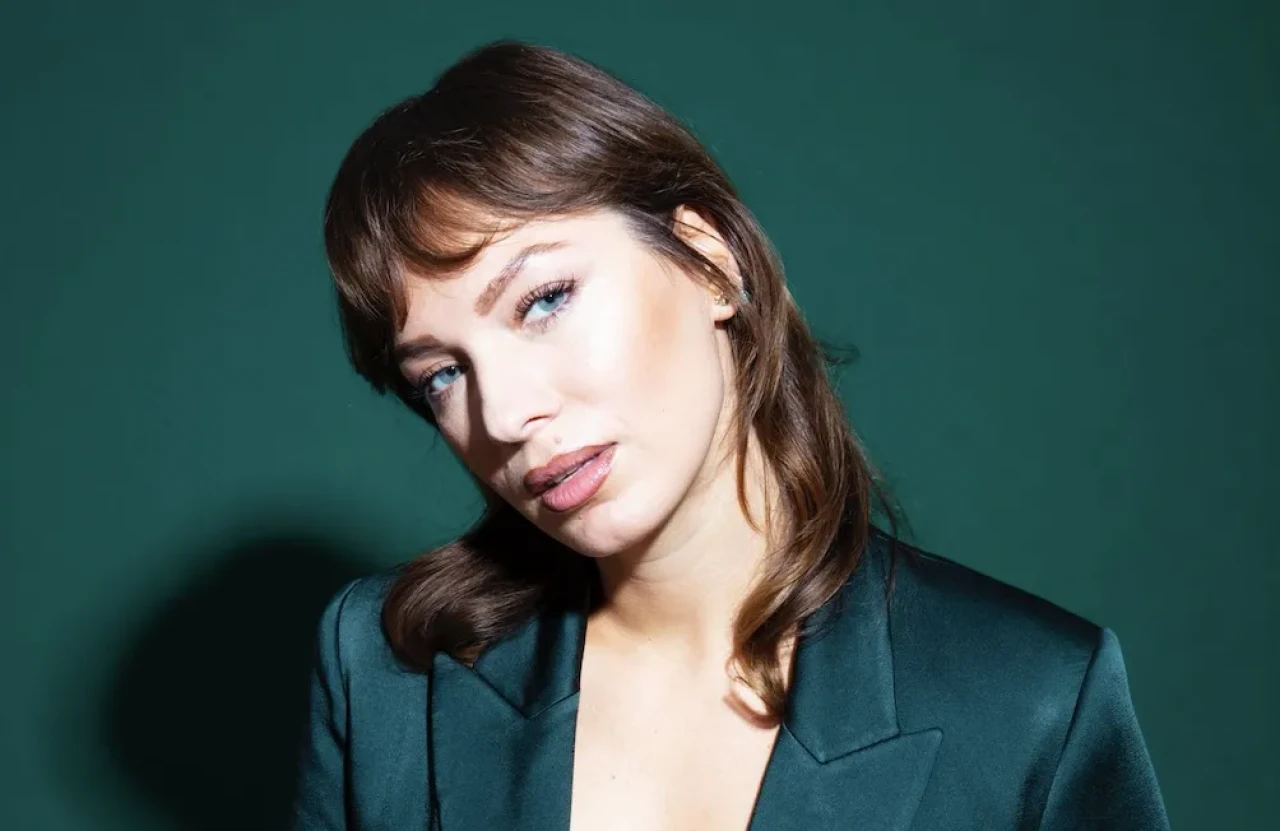 Türk kızı Didem Özek Netflix’e şarkılarıyla damga vurdu