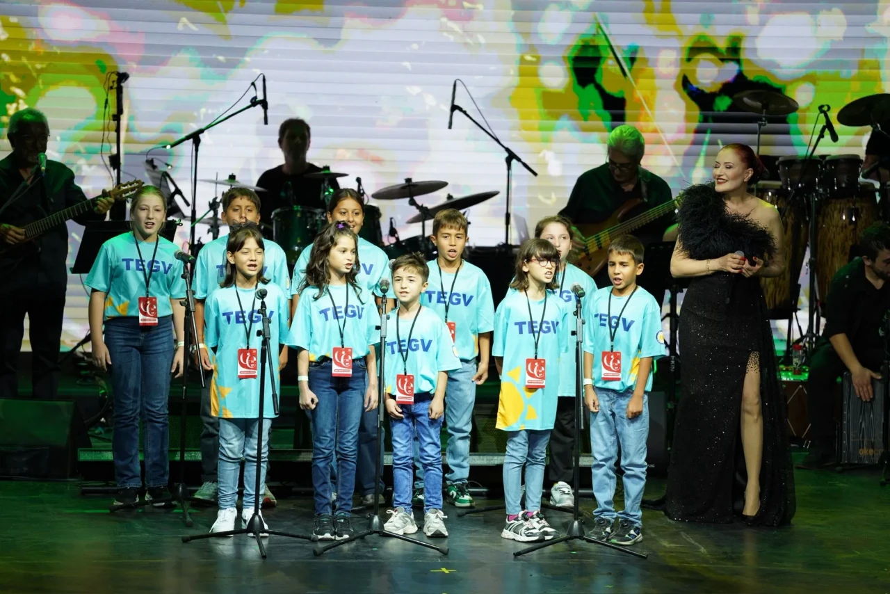 Candan Erçetin 30. yılını TEGV’li çocuklarla sahnede kutladı