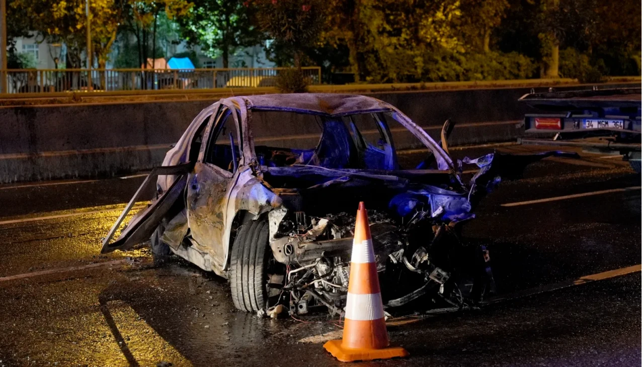 Esenler'de feci kaza! Otomobil alev aldı