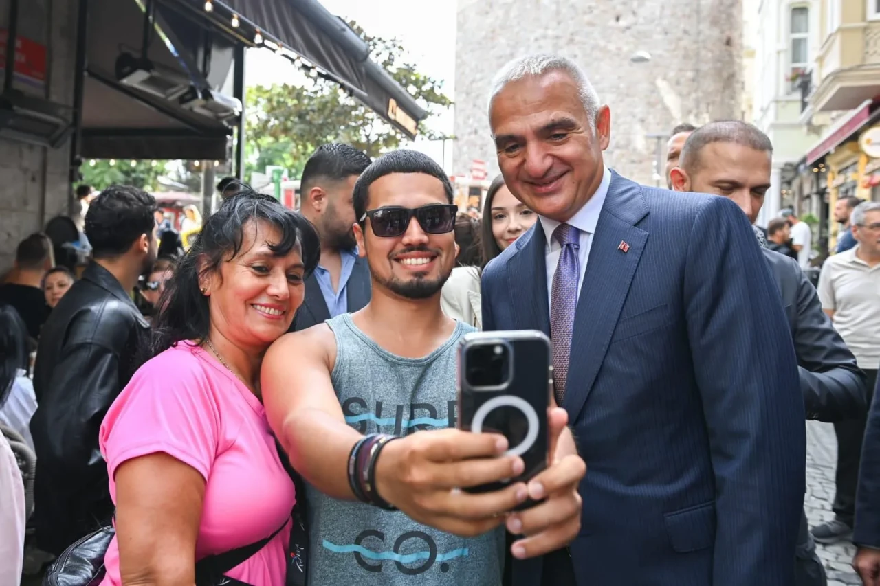 Bakan Ersoy Beyoğlu’nda vatandaşlarla buluştu, gençlere seslendi