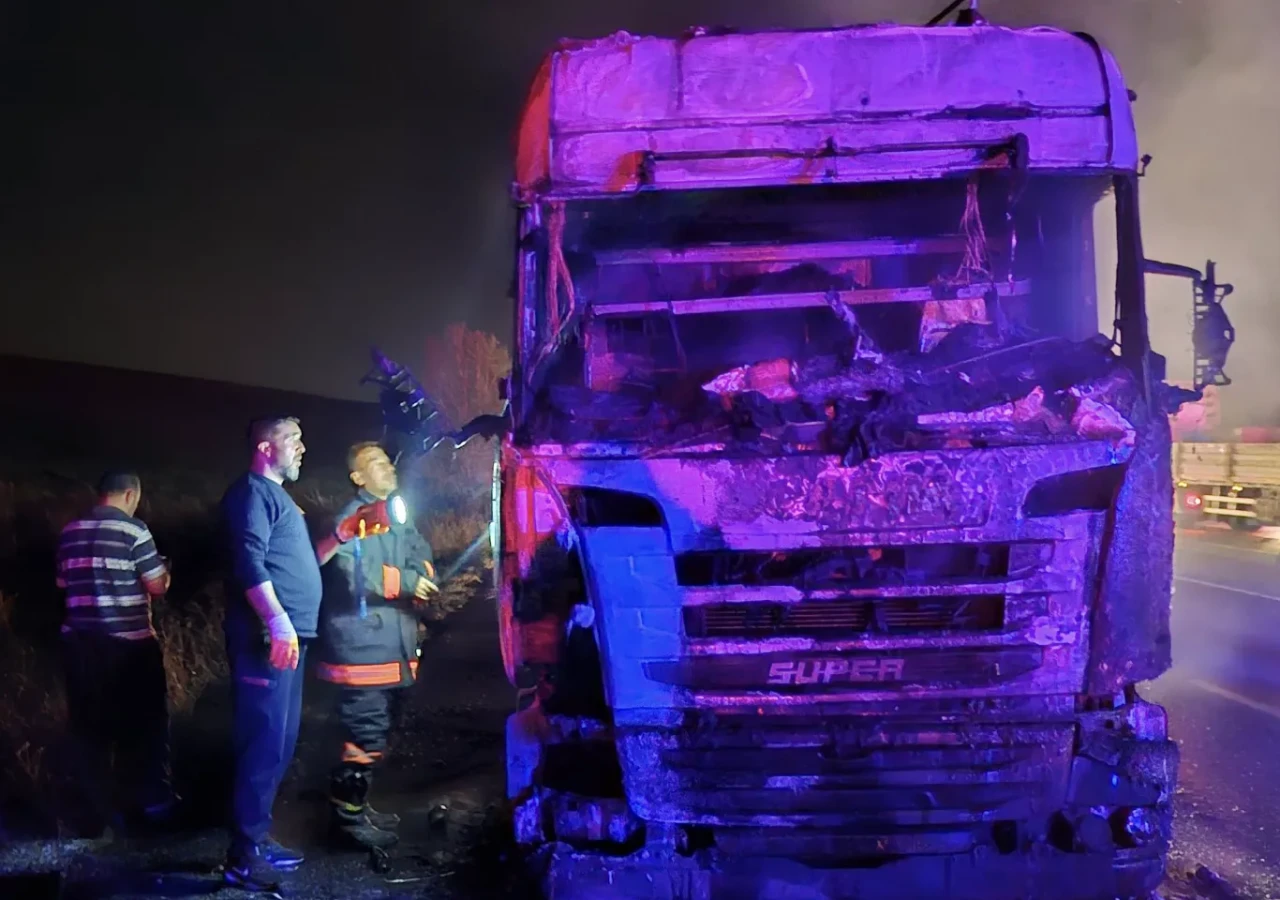 Seyir halindeyken alevlere teslim olan tır kullanılmaz hale geldi