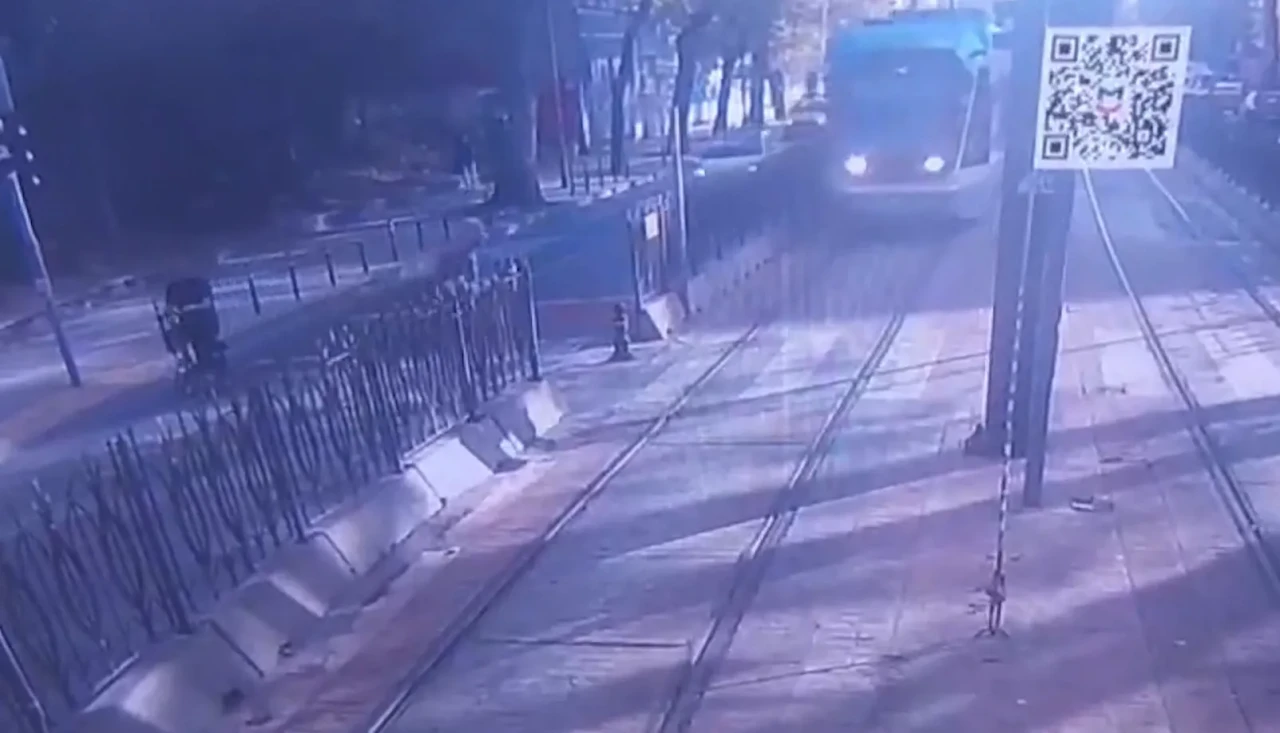 Kabataş’ta kırmızı ışık ihlali kazayla sonuçlandı: Tramvay yayaya çarptı