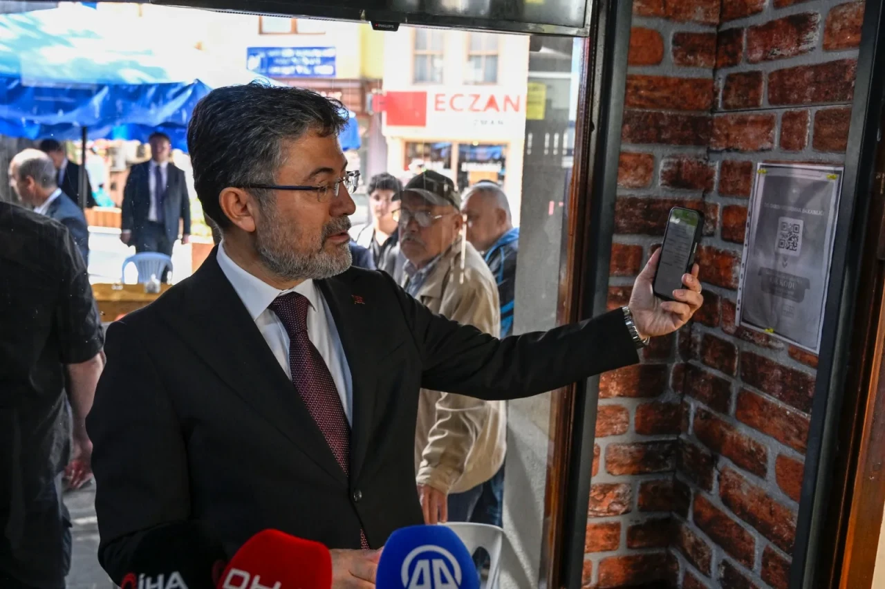 Bakan Yumaklı karekod denetiminde: 'Vatandaşlarımız gönül rahatlığıyla alışveriş yapsın'