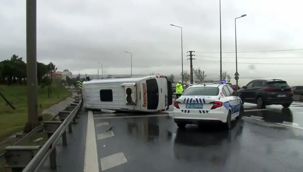 E-5’te yağmur kazası: Hafriyat kamyonu kayarak devrildi.