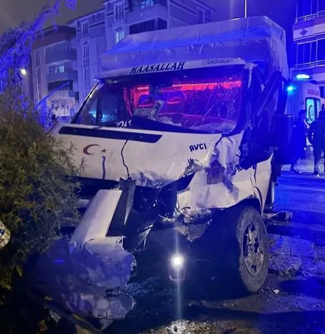 Çorum’da minibüs kamyonetle çarpıştı: 4 yaralı