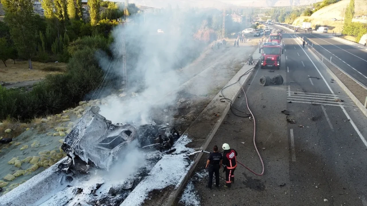 Freni boşalan tır otobüse çarpıp alev aldı: Yolcular ölümden döndü