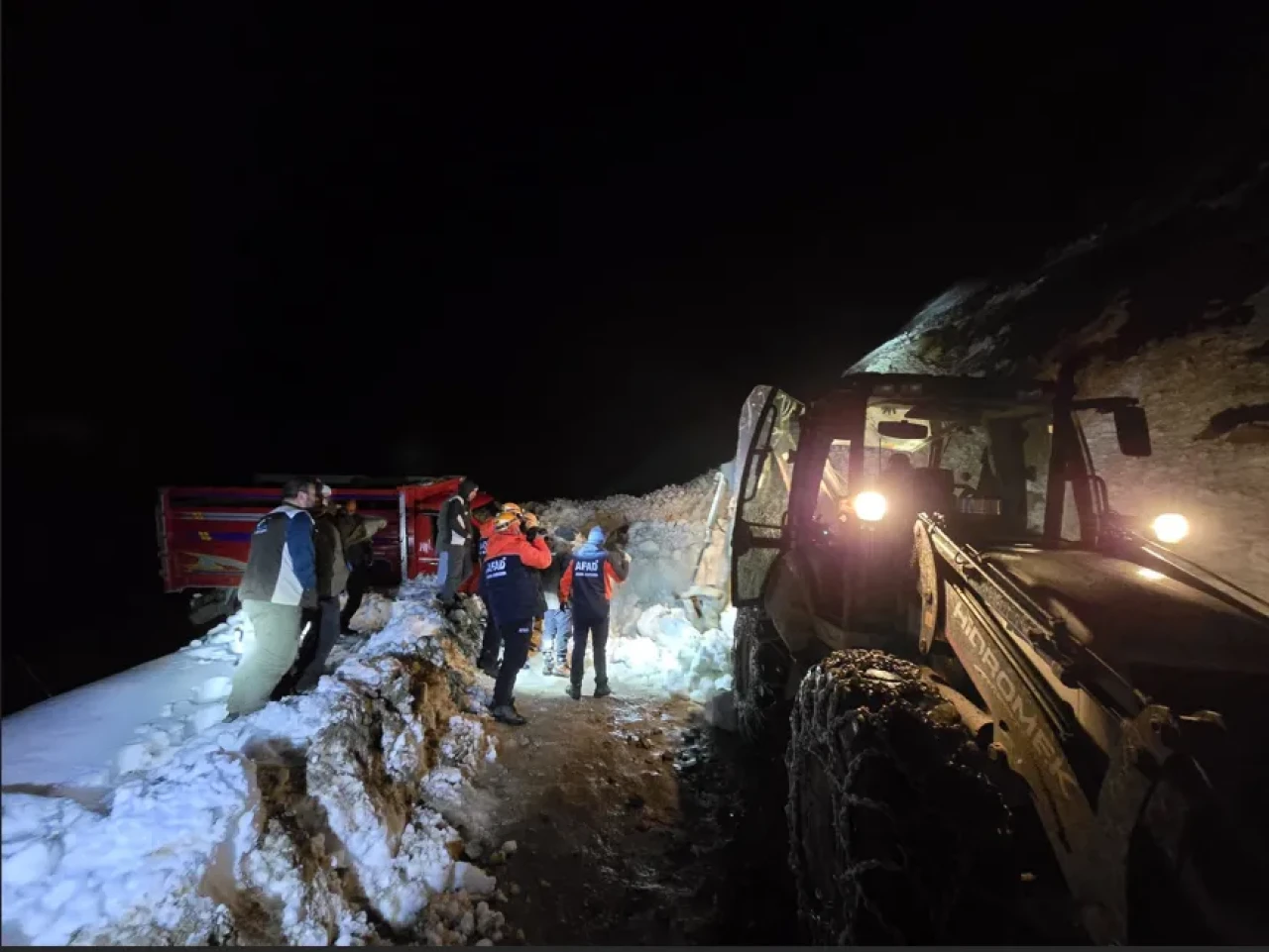 Rize’de çığ faciası ucuz atlatıldı: Kamyonet uçurumda asılı kaldı