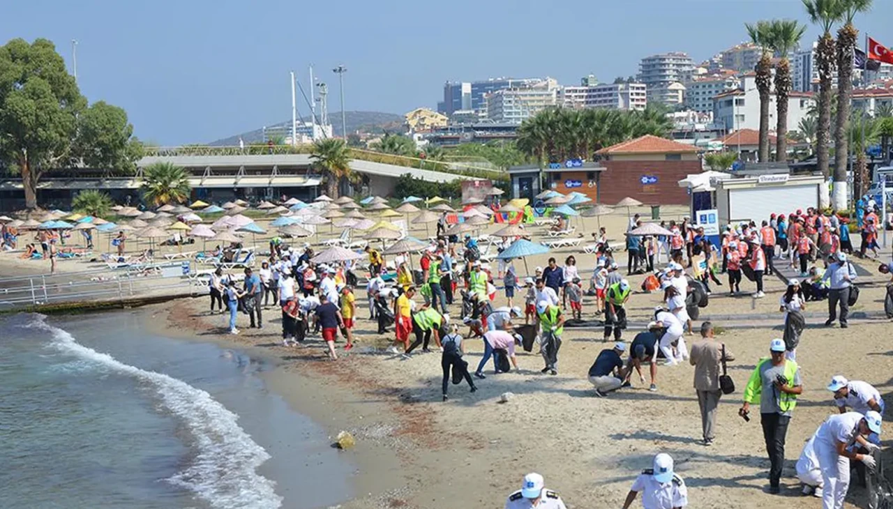 Tarsus Plajı'nda kapsamlı temizlik seferberliği: Bir ton atık toplandı