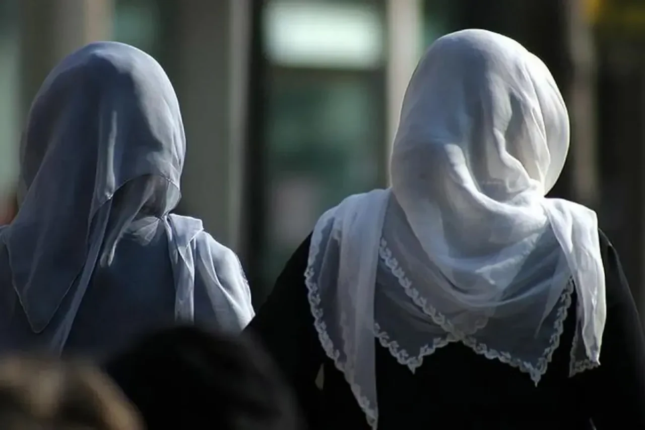 Başörtüsü düzenlemesi krize yol açmıştı: KKTC Yüksek Mahkeme’den karar!