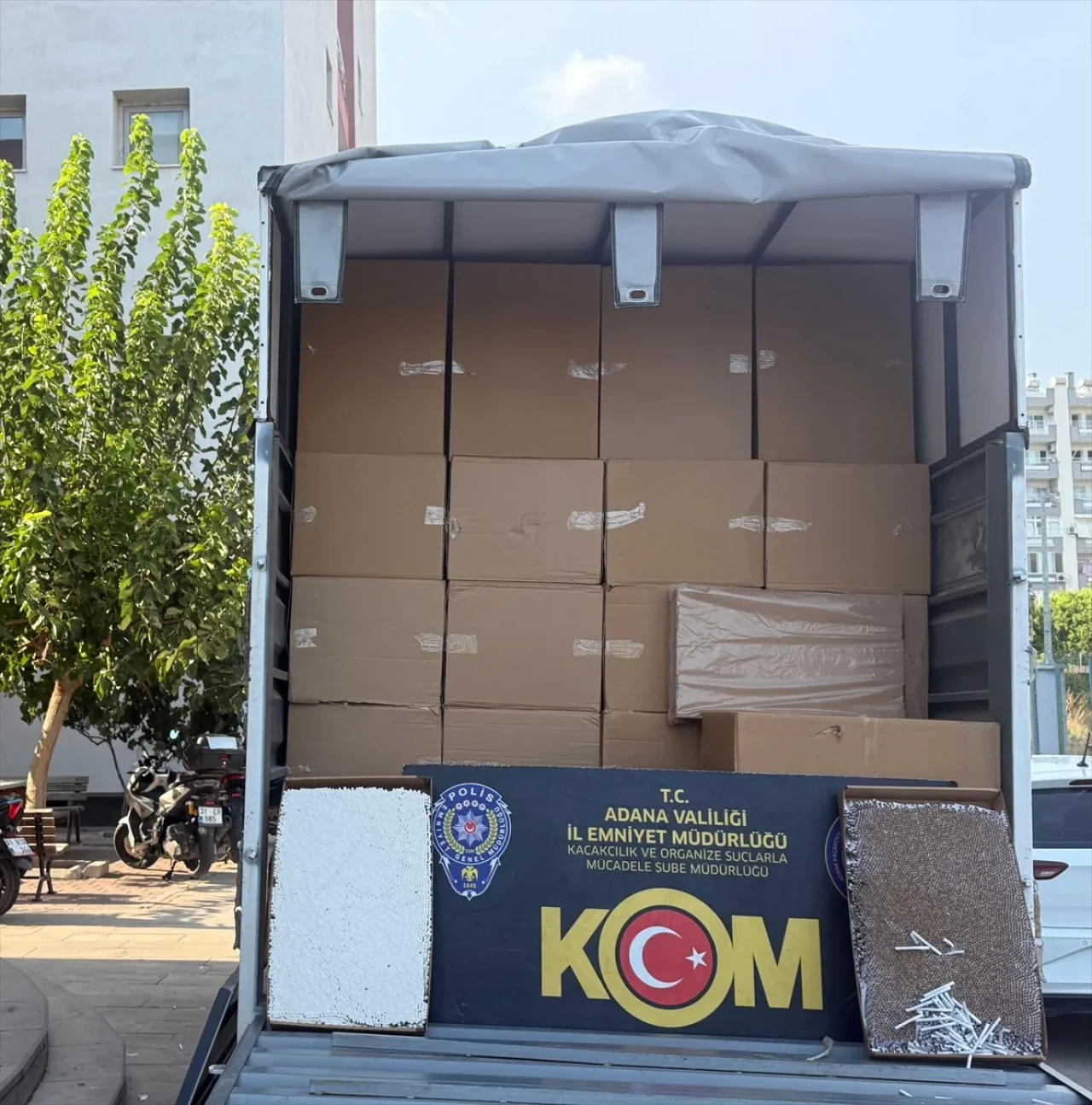 Adana'da hayvan nakil aracında 7 milyon kaçak makaron ele geçirildi