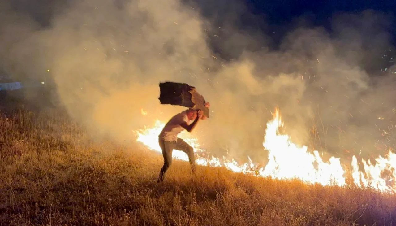 Karabük’te anız yangını evlere tehdit oluşturdu
