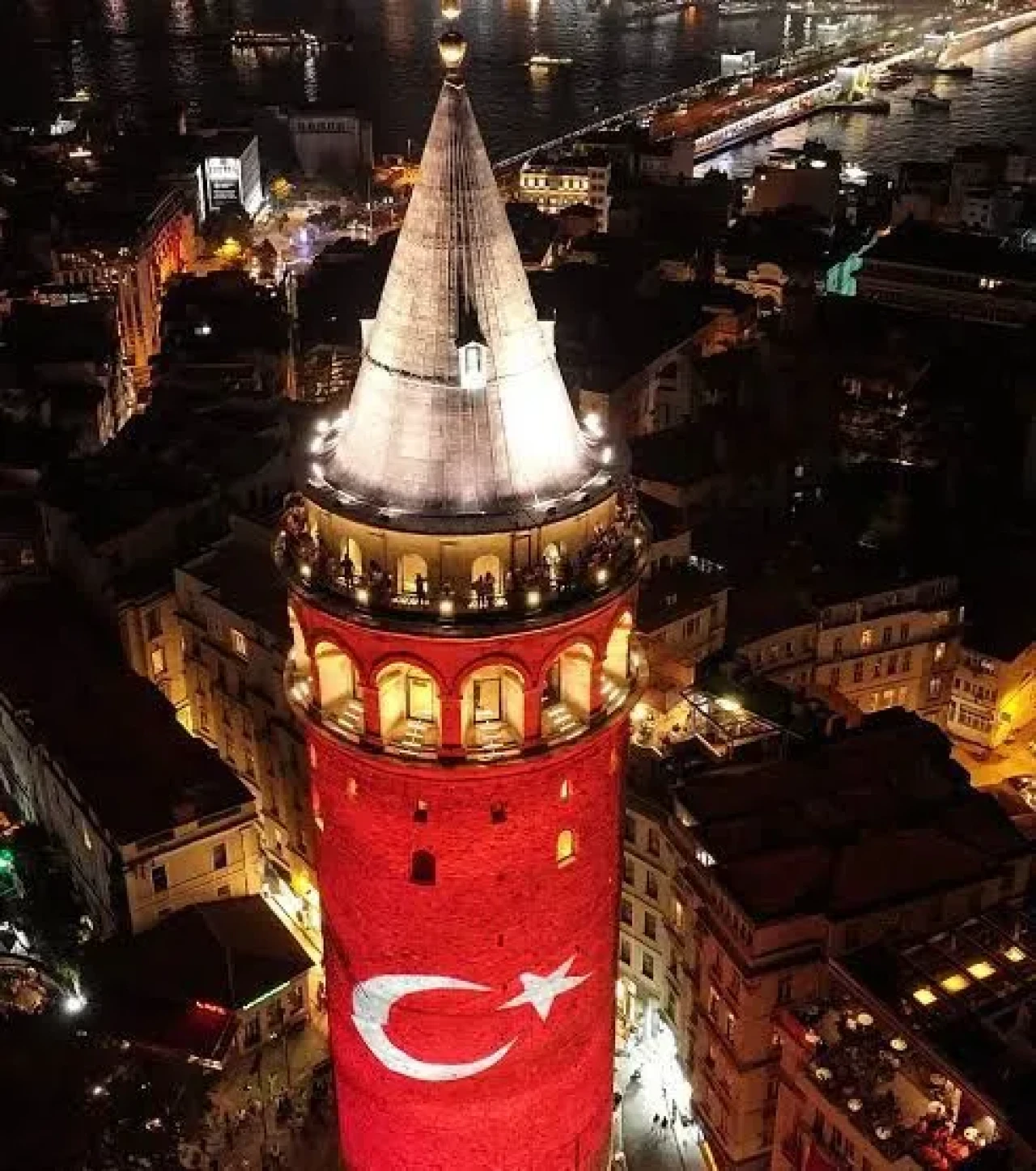 Galata Kulesi’nde dev ekran kuruluyor: Türkiye finalde, heyecan zirvede!
