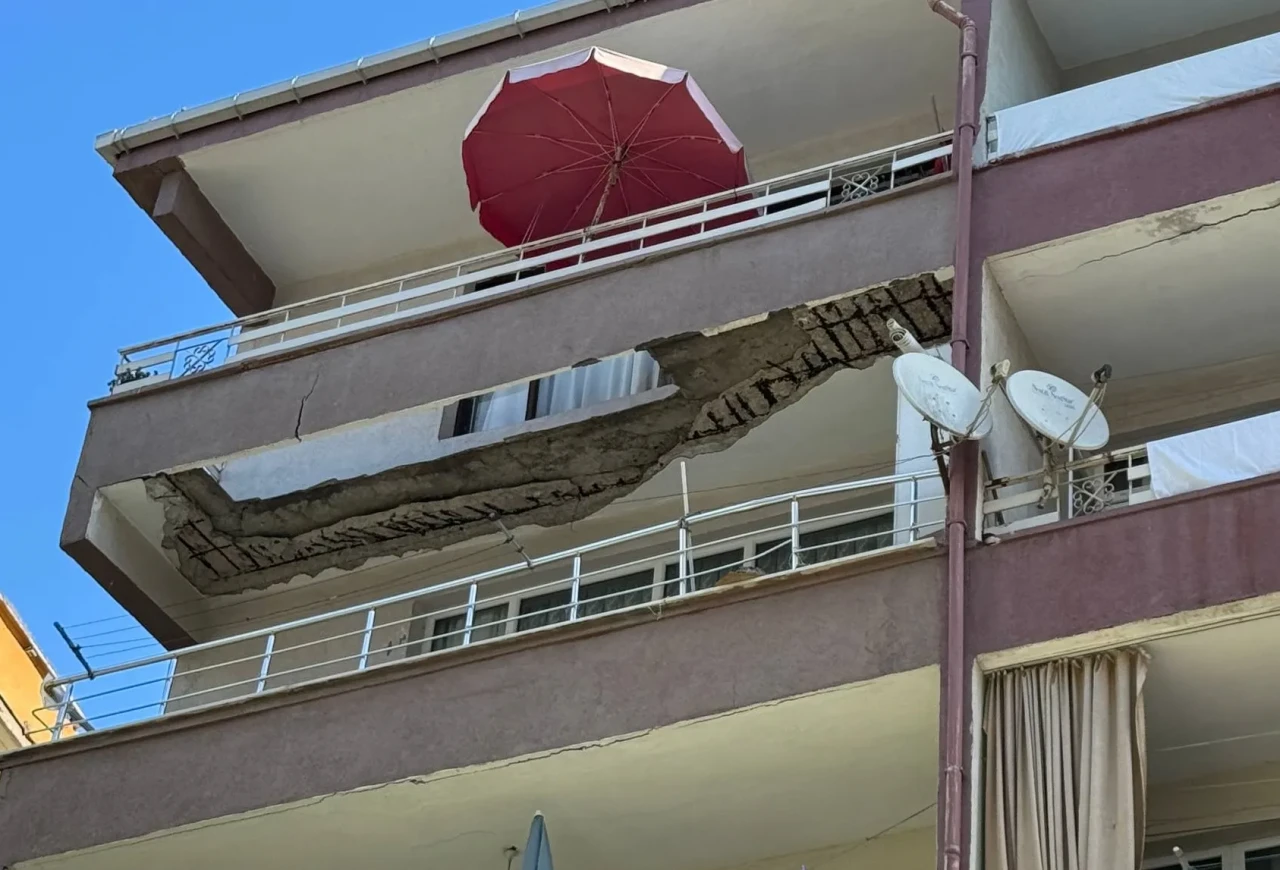 İstanbul'un göbeğinde balkon bir anda çöktü: Mahalle ayağa kalktı