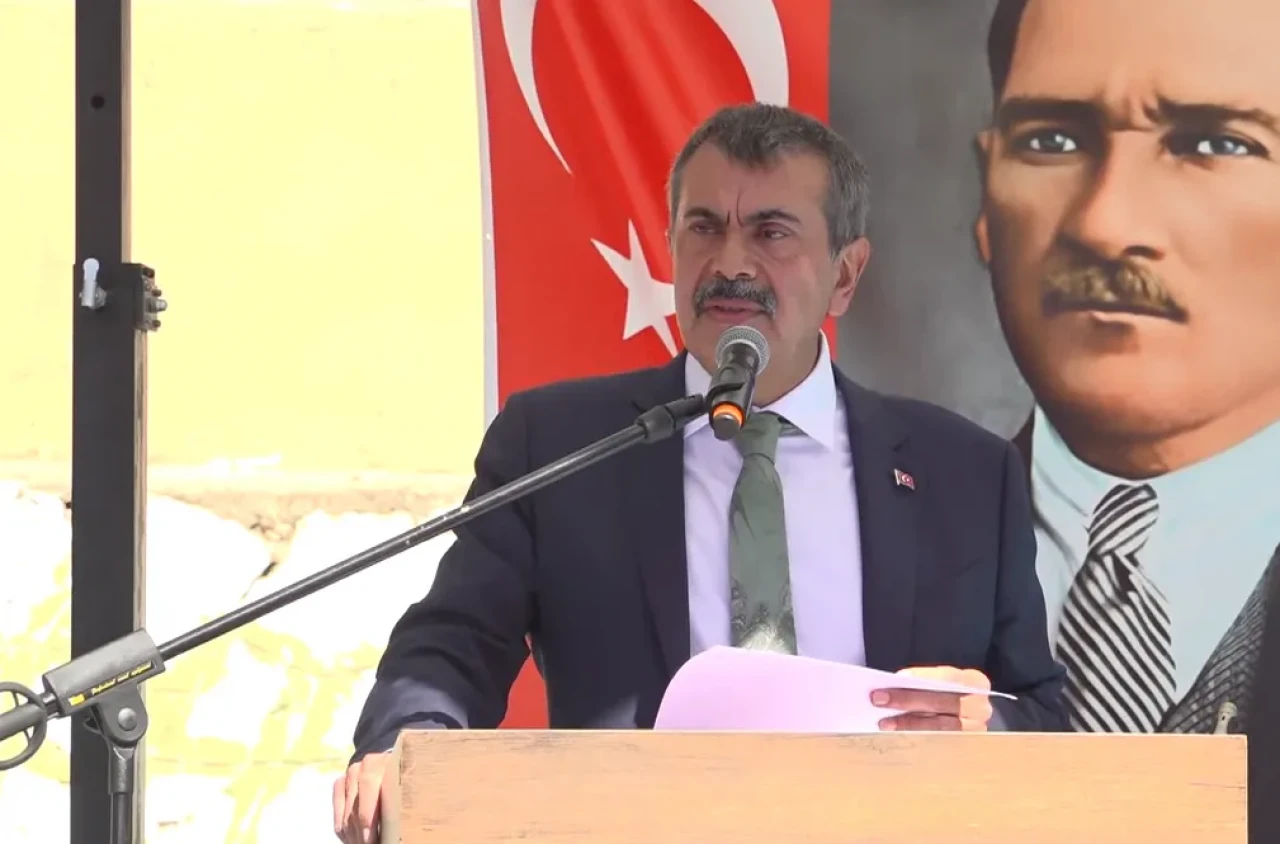 Milli Eğitim Bakanı’ndan anlamlı ziyaret: Öğretmene doğum günü sürprizi