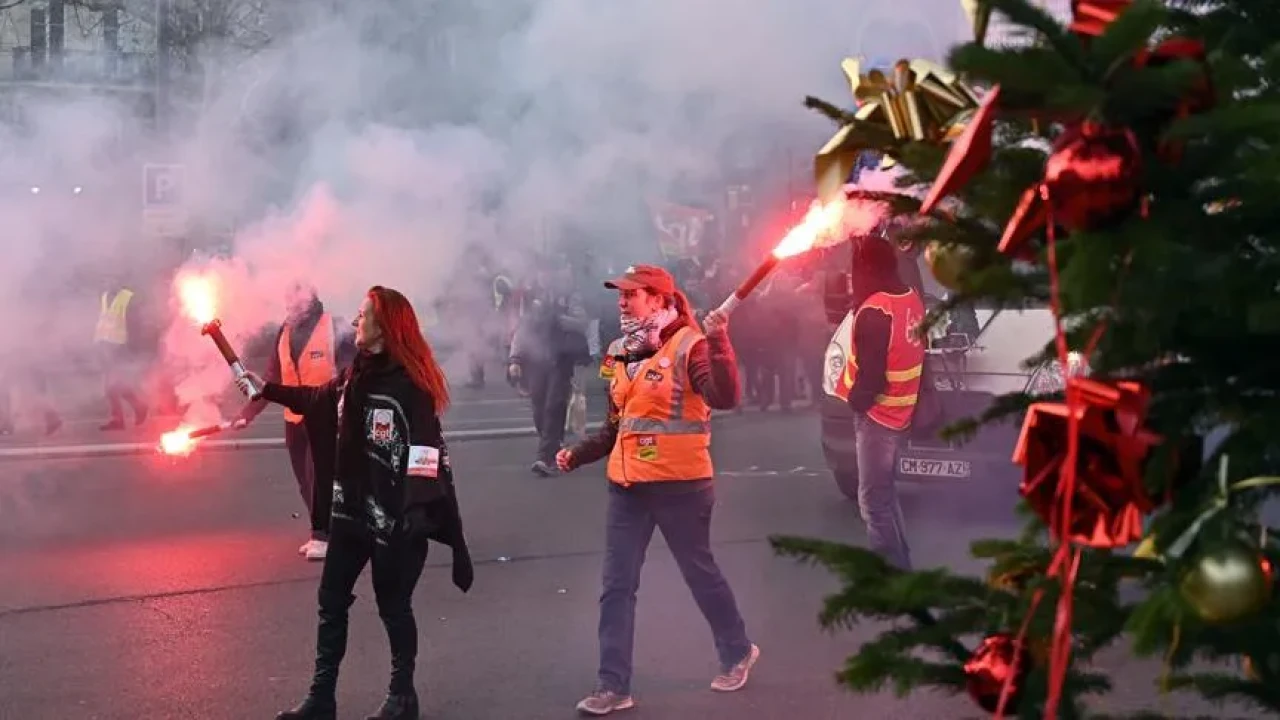 Fransa’da büyük kaos: Otobüsler yakıldı, yollar kapatıldı