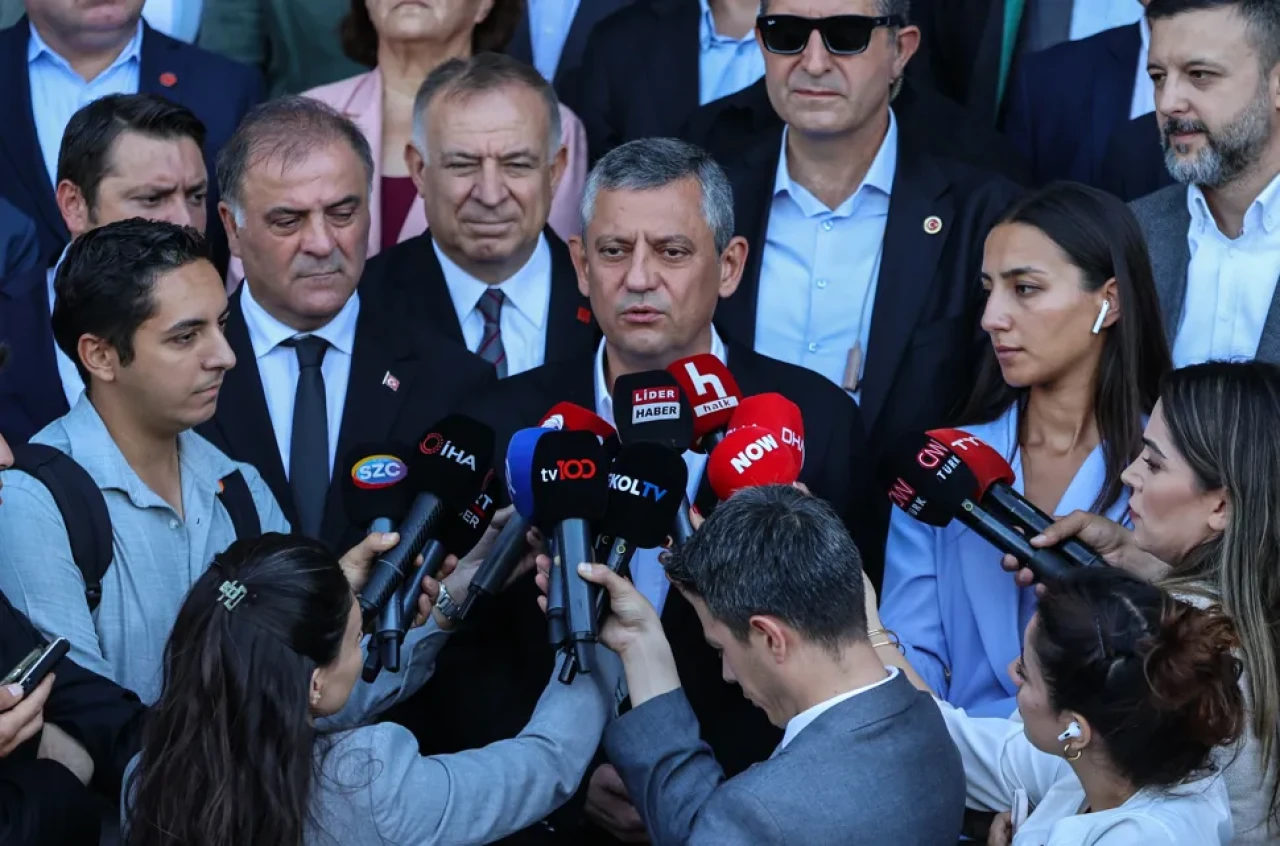 Devlet kurumlarını hedef aldı: Özel'den skandal sözler!