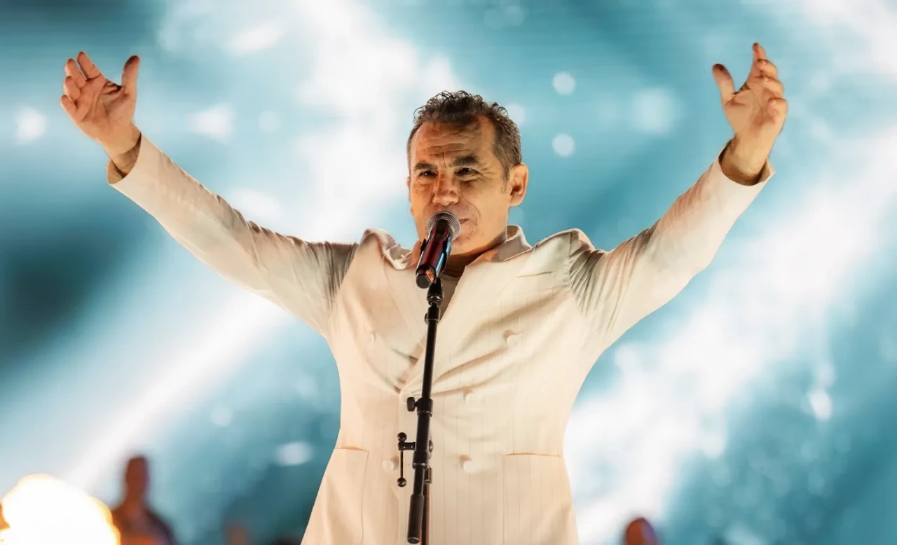 Ferhat Göçer Çanakkale’de sahneye çıktı, binlerce kişi gözyaşlarını tutamadı