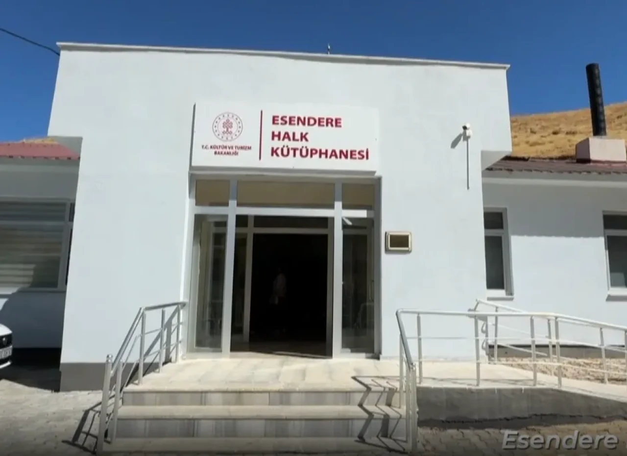 Esendere’de açılan kütüphane gençlerin yeni buluşma noktası oldu