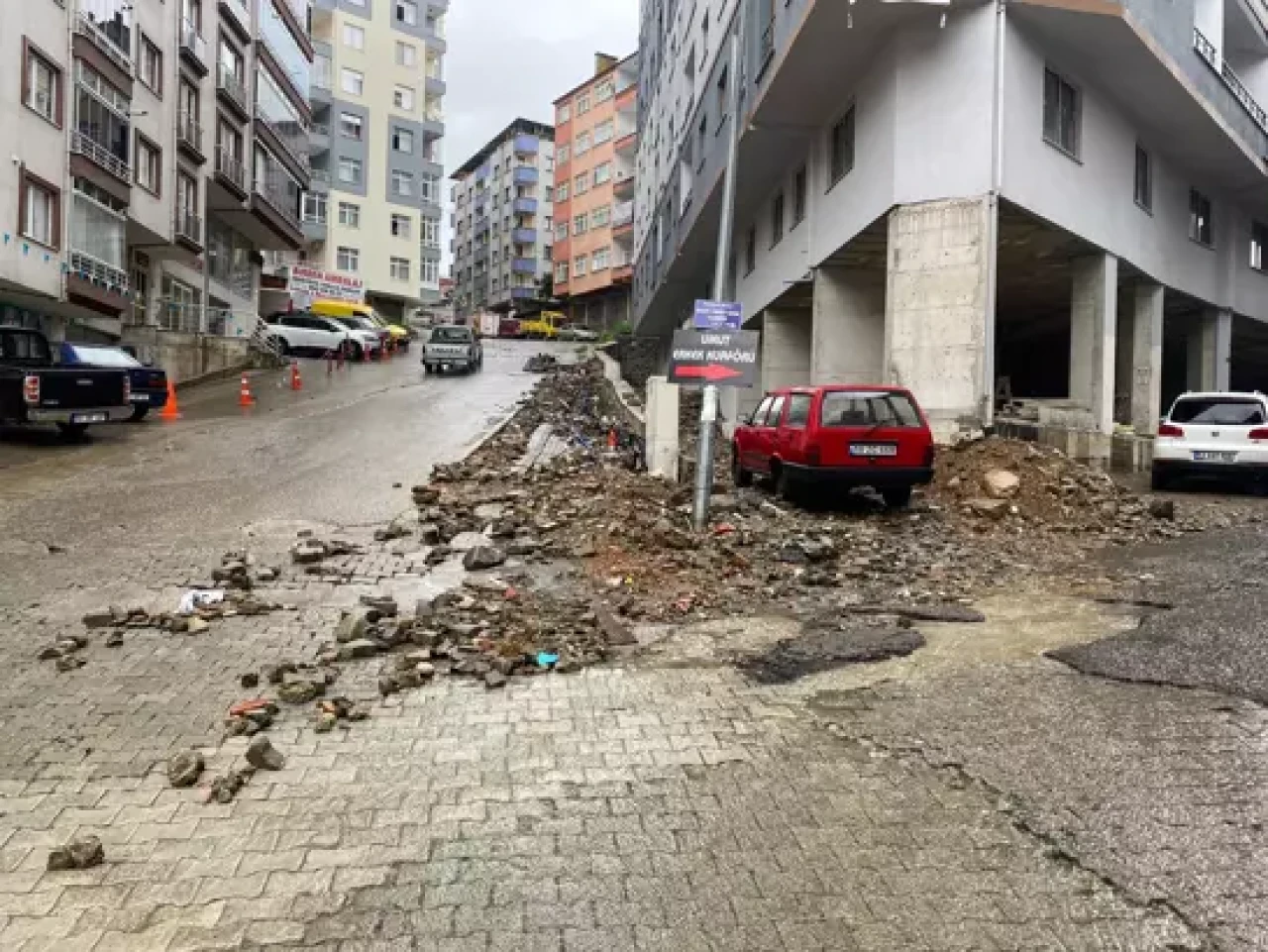Rize’de sağanak alarmı: Dereler taştı, Heyelan yolları kapattı!
