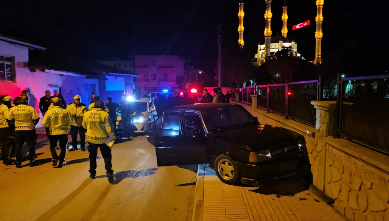 Duvara çarpan araçtan cephanelik çıktı