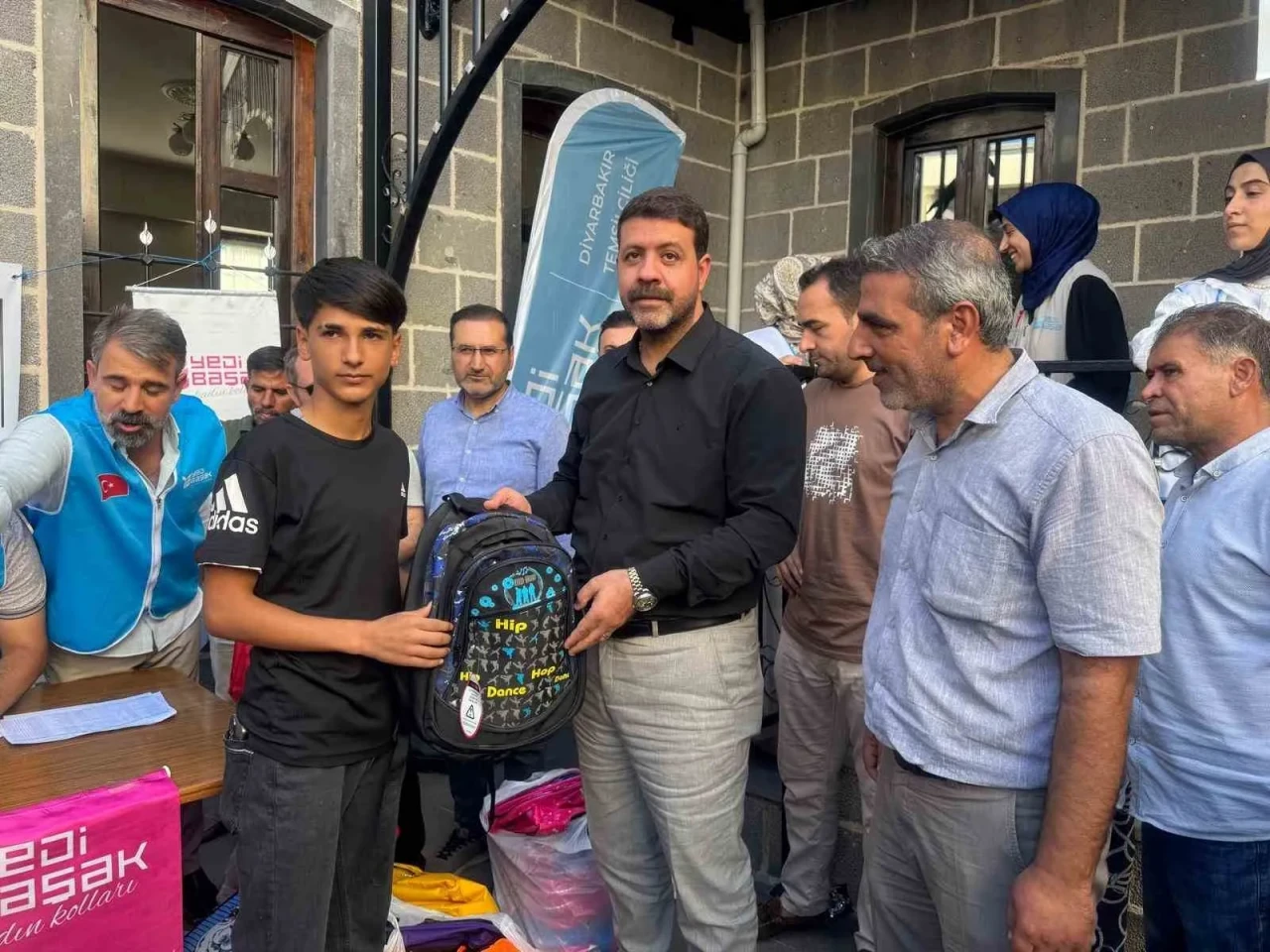 Diyarbakırlı iş adamı Mehmet Bozkuş’tan öğrencilere kırtasiye desteği