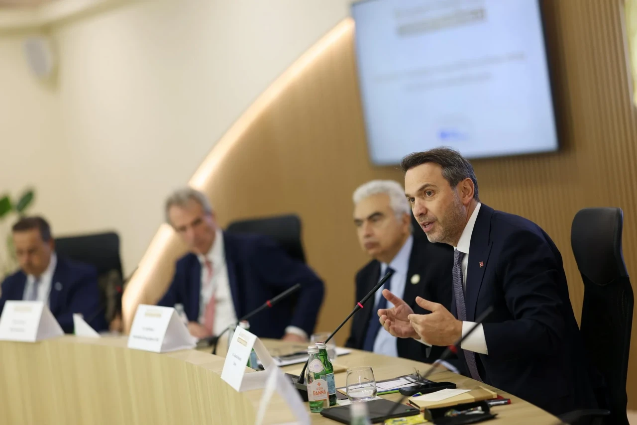 Bayraktar duyurdu: Sıvılaştırılmış doğal gaz Kasım'da Türkiye'ye geliyor